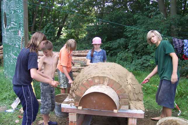 Backofenbau im Ferienlager